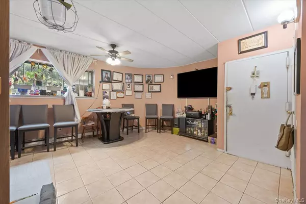 Flushing, NY 11354,147-26 Roosevelt Ave #L1