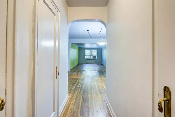 Forest Hills, NY 11375,106-15 Queens BLVD #3R
