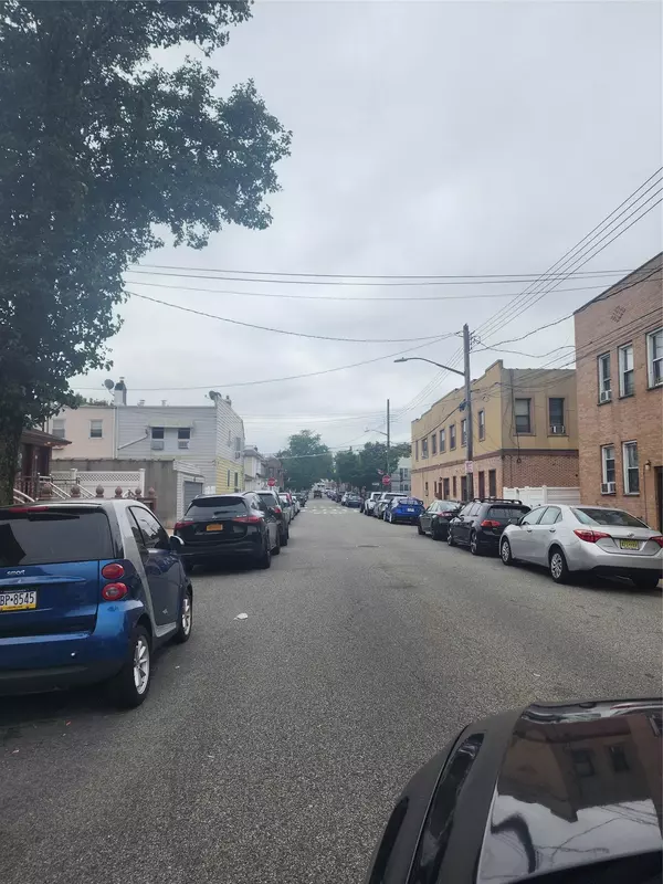 Middle Village, NY 11379,79-16 69 AVE #2