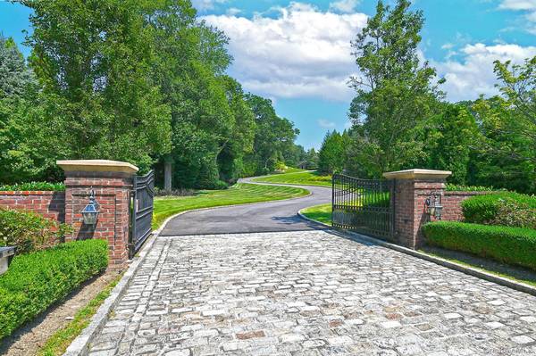 Melville, NY 11747,142 Round Swamp RD