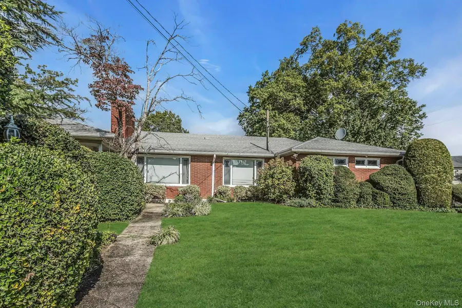 260 Oakridge LN, Albertson, NY 11507