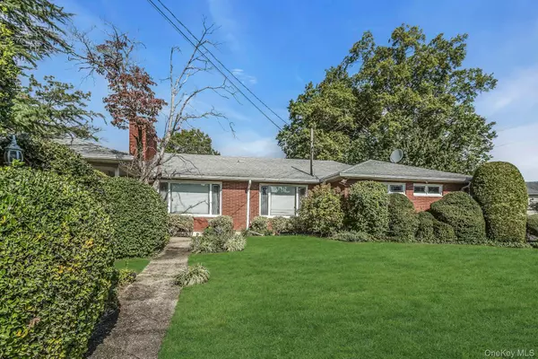 260 Oakridge LN, Albertson, NY 11507
