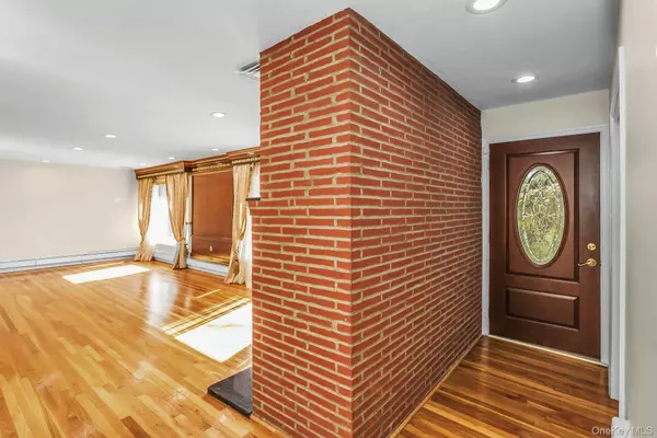 Albertson, NY 11507,260 Oakridge LN