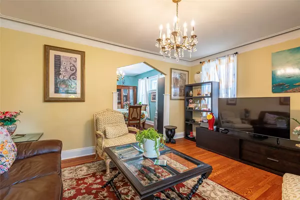 Floral Park, NY 11001,95-10 243 ST