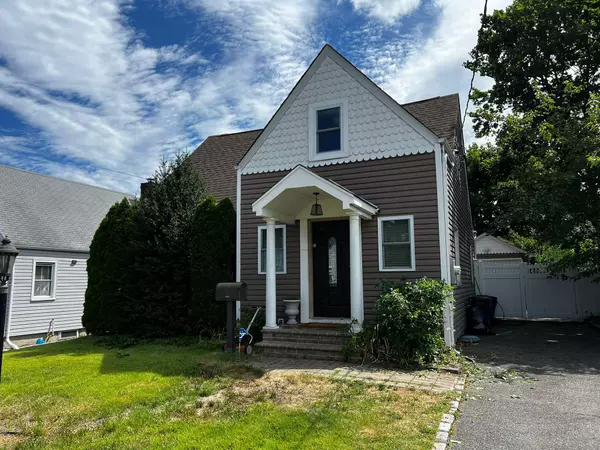 28 Allen ST, New Hyde Park, NY 11040