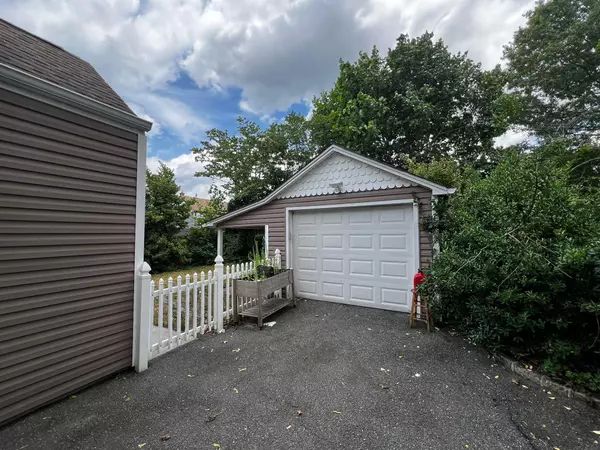 New Hyde Park, NY 11040,28 Allen ST