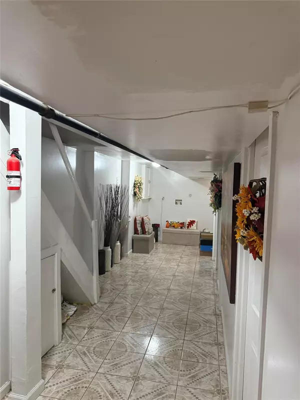 Glendale, NY 11385,7820 73rd PL