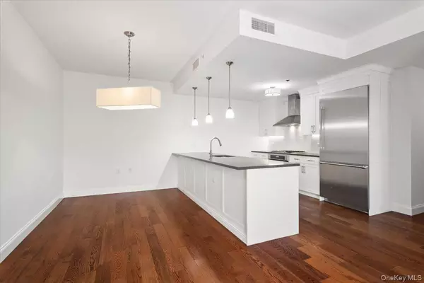 Larchmont, NY 10538,10 Byron PL #705