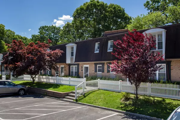 100 Villa D'est DR #C-09, Coram, NY 11727