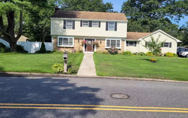 98 Wedgewood DR, Coram, NY 11727