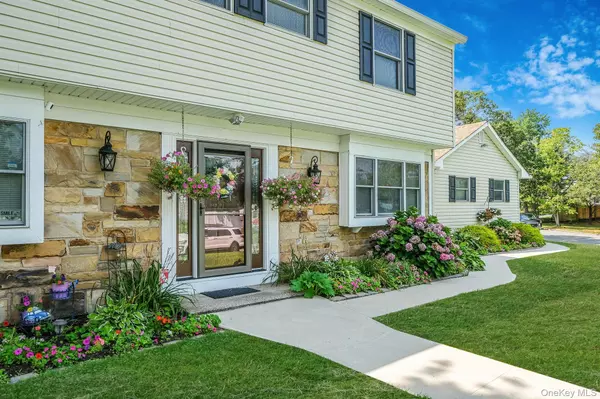 Coram, NY 11727,98 Wedgewood DR