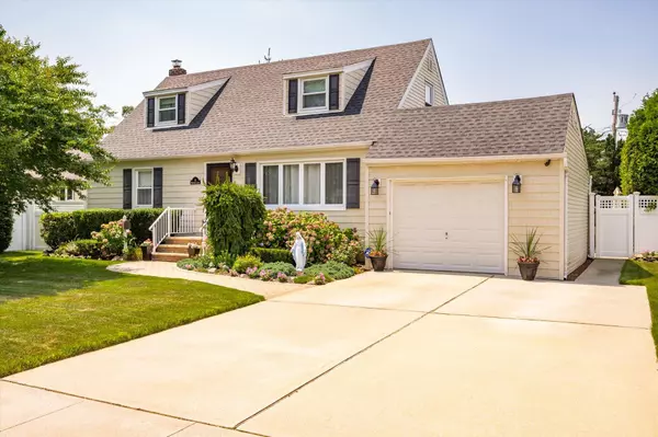 4 Hitchcock LN, Farmingdale, NY 11735