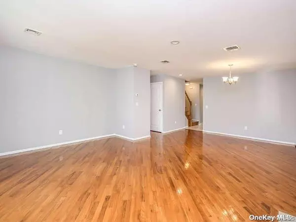 Port Washington, NY 11050,62A Linwood