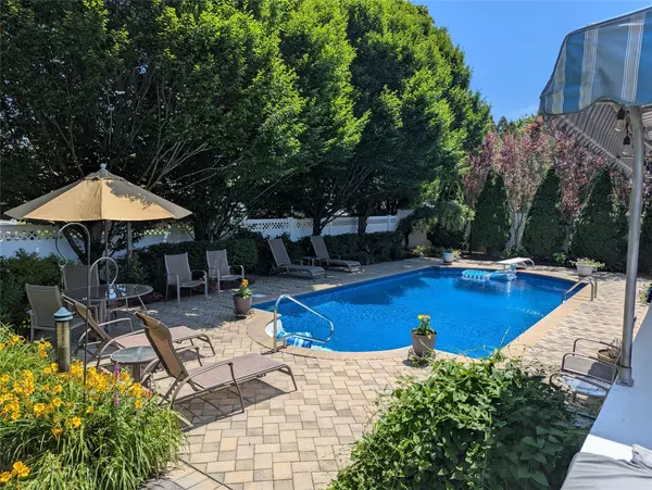 Sayville, NY 11782,327 Lowell Rd