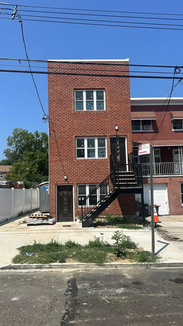 Bronx, NY 10469,1011 E 221st ST