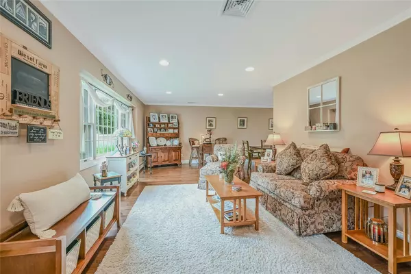 Huntington, NY 11743,5 Whitman CT