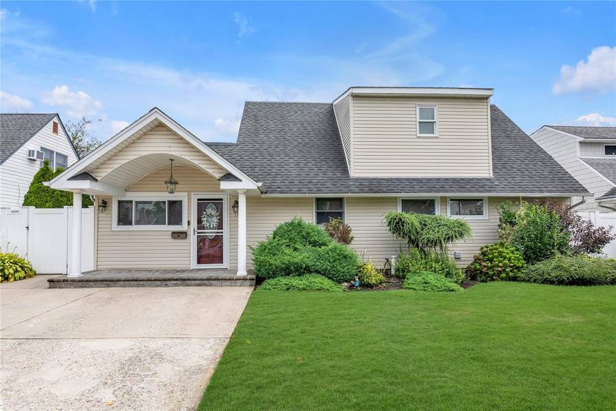 17 Topper LN, Levittown, NY 11756