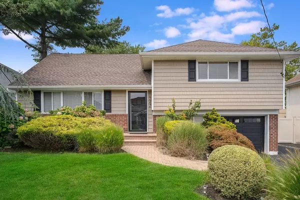 242 Thompson AVE, Oceanside, NY 11572