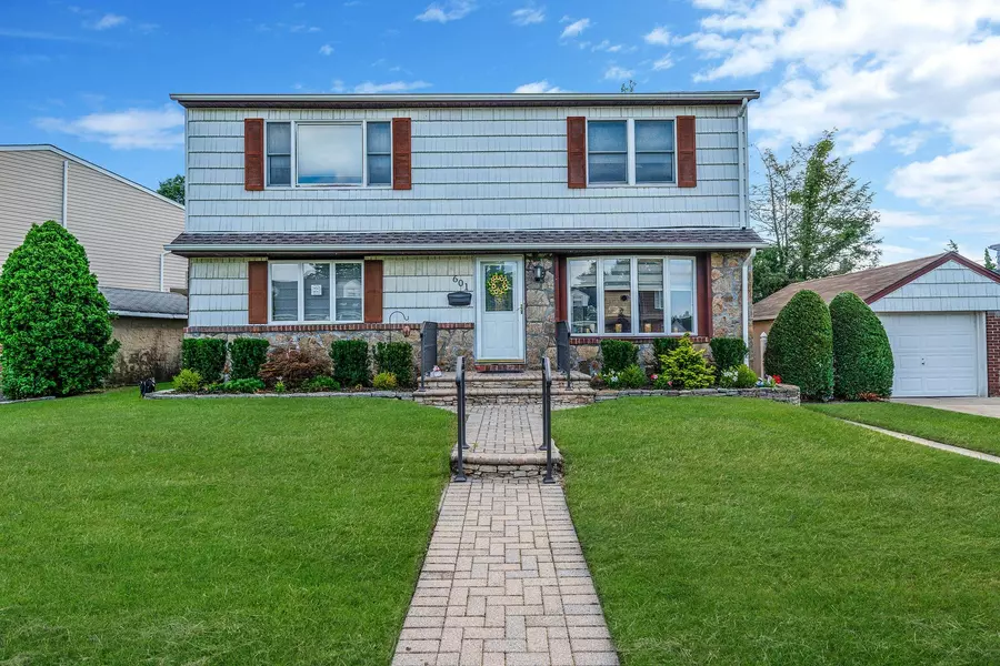 601 Bernice RD, Franklin Square, NY 11010