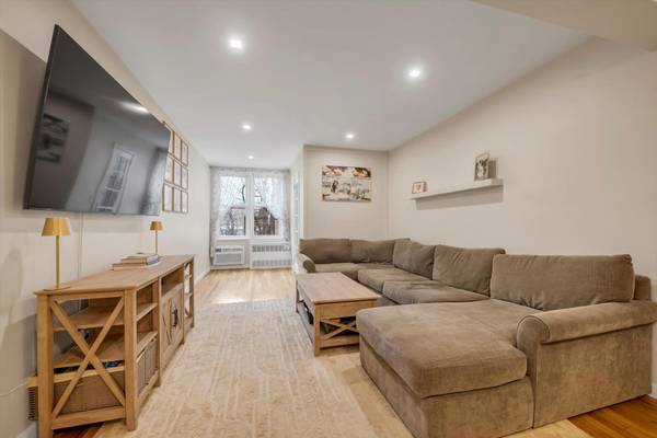 Rego Park, NY 11374,6515 Alderton ST #3B