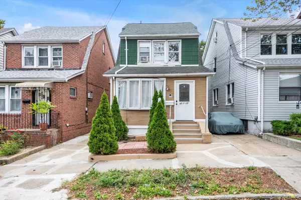 61-27 160 ST,  Fresh Meadows,  NY 11365