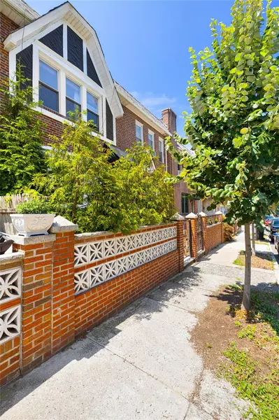 138 Wakeman PL, Brooklyn, NY 11220