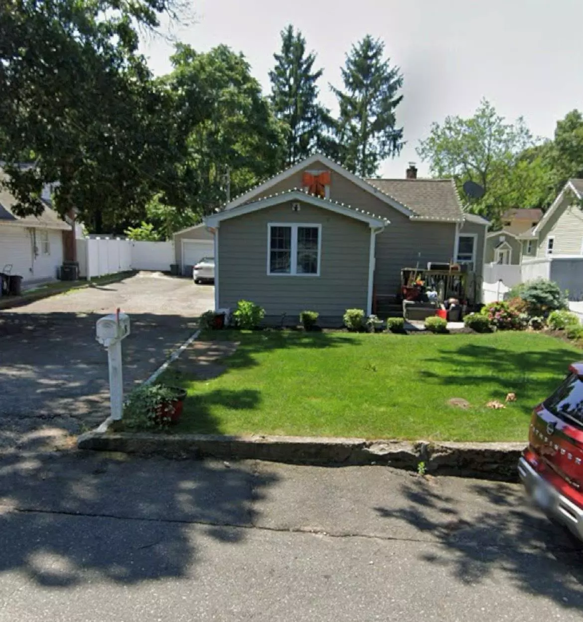 Brookhaven, NY 11784,8 Maplewood AVE
