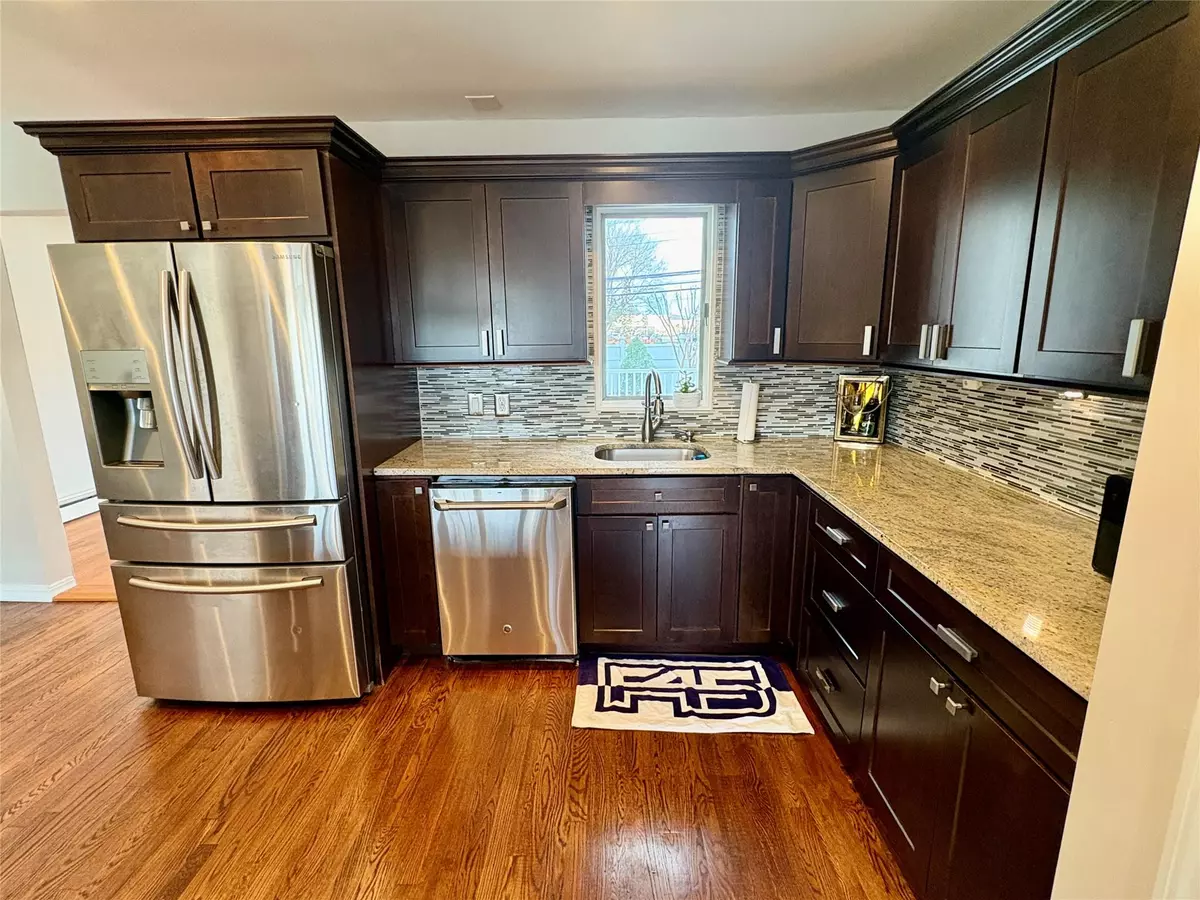Plainview, NY 11803,32 Garnet LN