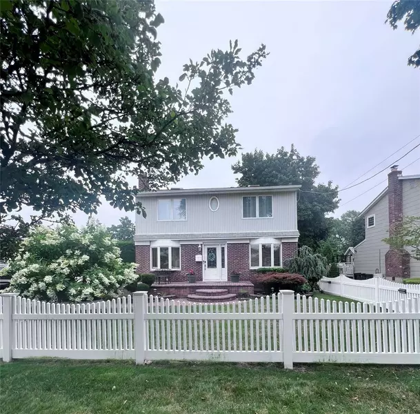 725 Clemons ST, North Bellmore, NY 11710