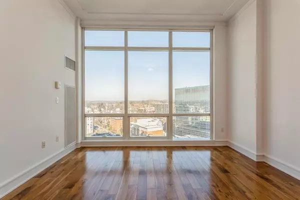 White Plains, NY 10601,5 Renaissance SQ #18B