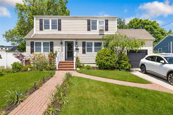 851 Brook ST, West Babylon, NY 11704