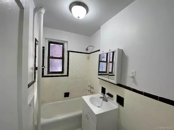 Rego Park, NY 11374,62-98 Saunders ST #1D