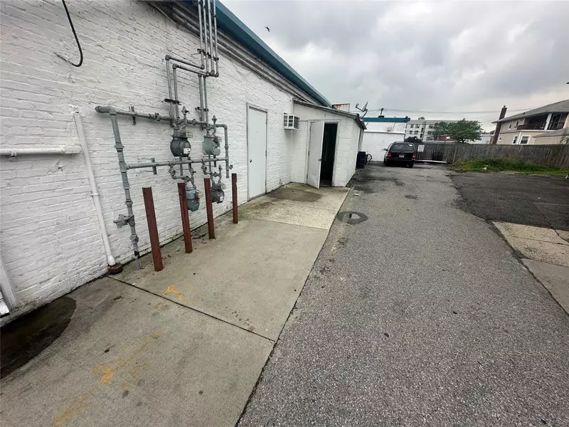 2 Centre AVE, East Rockaway, NY 11518