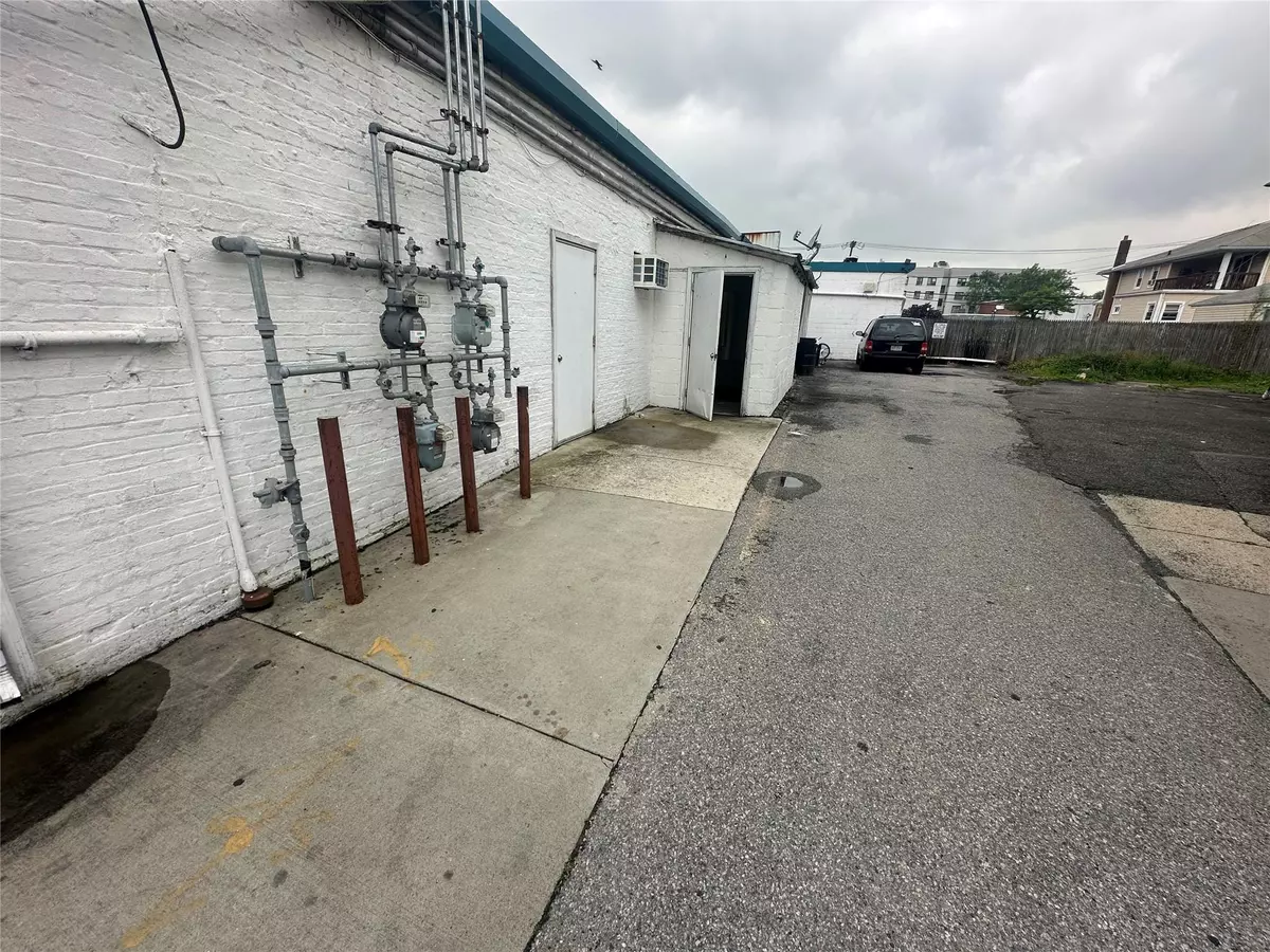 East Rockaway, NY 11518,2 Centre AVE