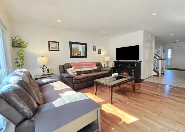 Commack, NY 11725,27 Sandy Hill RD
