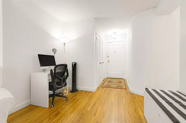 Forest Hills, NY 11375,72-10 112th ST #3B