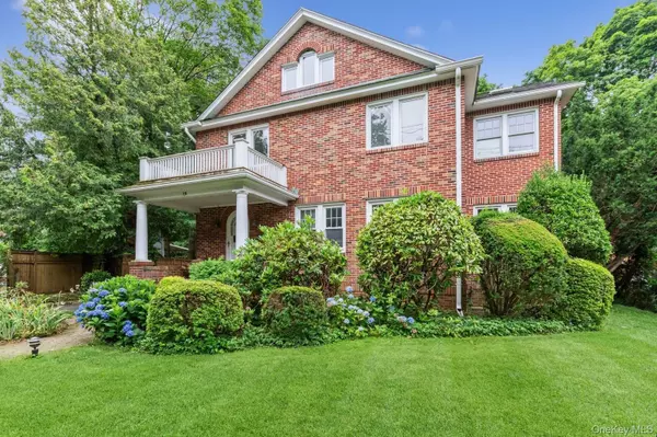 East Hills, NY 11577,79 Red Ground RD