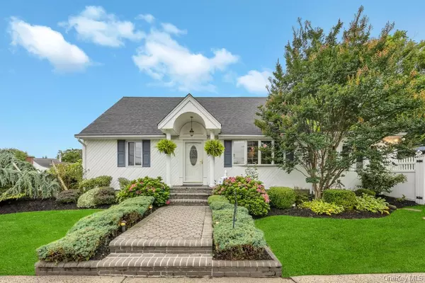 32 Albert ST, Hicksville, NY 11801