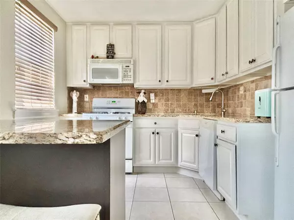 Glen Oaks, NY 11004,72-29 Little Neck Pkwy #2