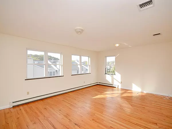 Glen Cove, NY 11542,6 Selina CT