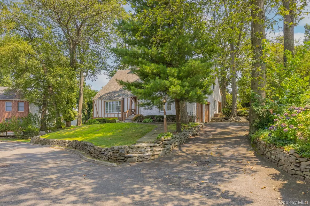 Yonkers, NY 10701,4 Bobolink PL