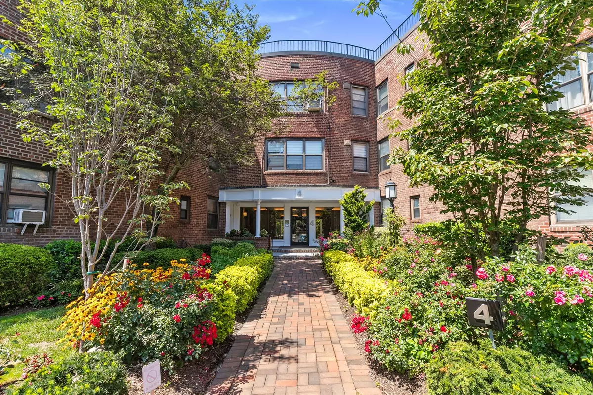 Great Neck, NY 11021,4 Townhouse PL #3H