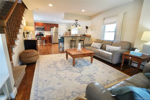 Port Washington, NY 11050,24 Henderson AVE