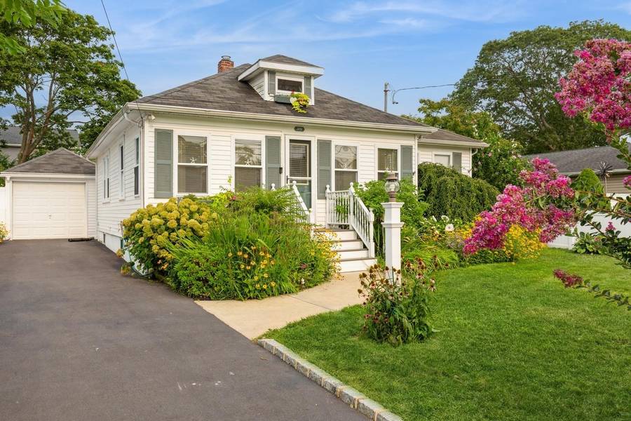 109 Roosevelt AVE, Sayville, NY 11782