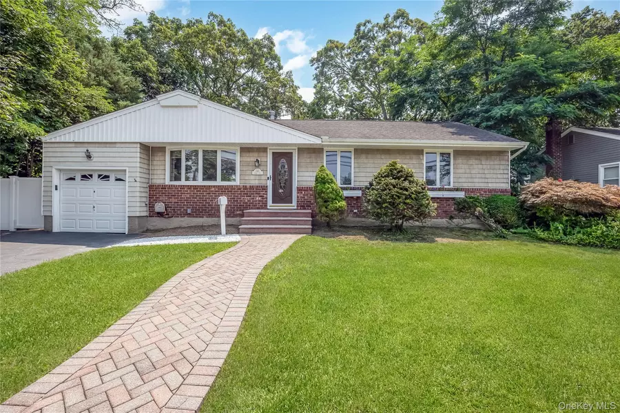 10 Saxon RD, Farmingdale, NY 11735