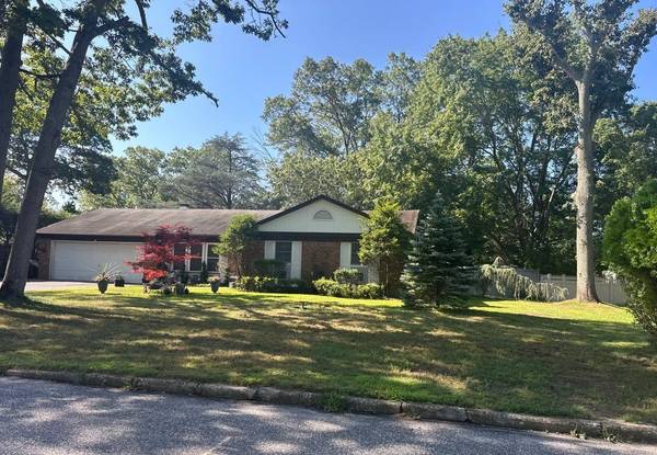43 Summercress LN, Coram, NY 11727