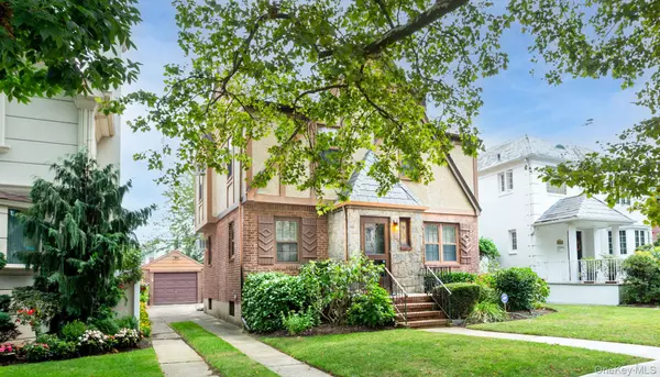 Jamaica Estates, NY 11423,81-51 189th ST