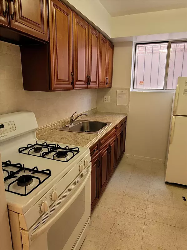 Kew Garden Hills, NY 11367,153-44 77 AVE #1