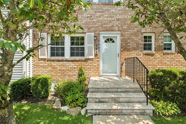 141 Woodlake DR, Woodbury, NY 11797