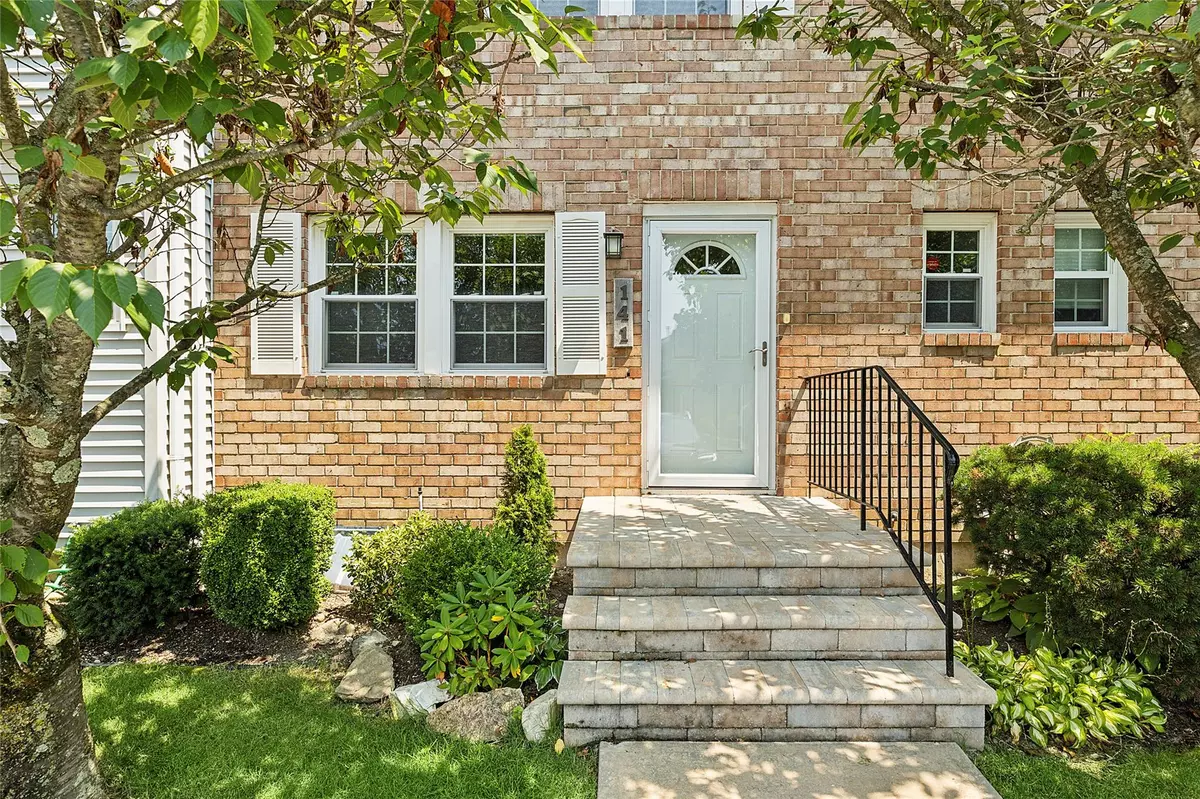 Woodbury, NY 11797,141 Woodlake DR